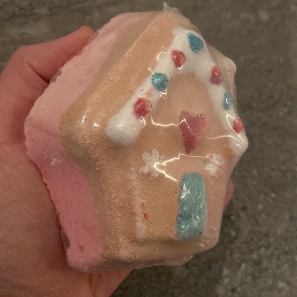 Gingerbread House jewelry Bath Bomb - Mother of Pearl Ring Collection - Picture 7 of 7